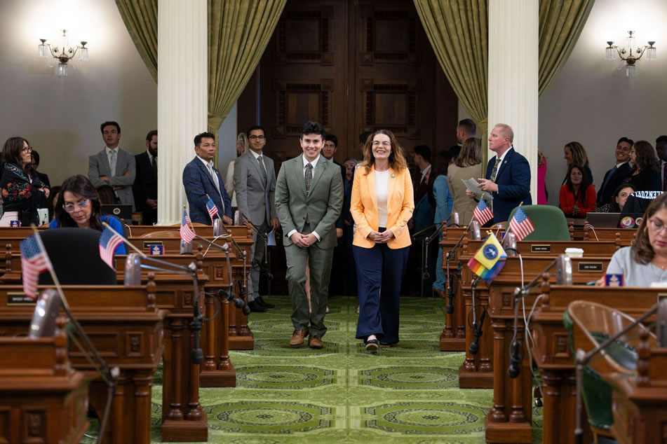 Asm. Addis escorting Gabriel Peña down the aisle on the Assembly Floor